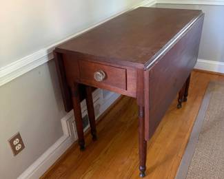 Drop -leaf table