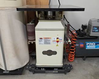 Shop Fox W1686 oscillating spindle sander for woodworking.