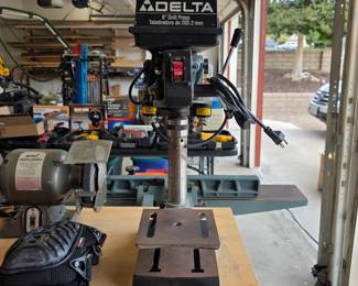 Delta benchtop drill press with adjustable worktable.