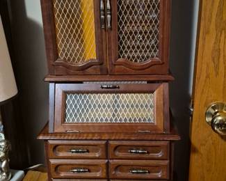 Jewelry box