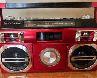 Studebaker AM/FM, CD stereo player.