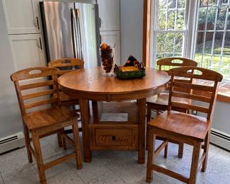 Bistro Table w/ Enclosed Leaf