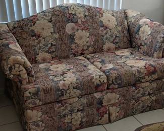 Bassett floral loveseat. Like new