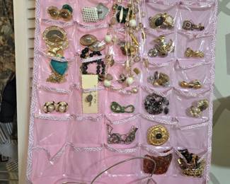 Miscellaneous costume jewelry 