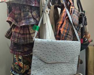 Assorted handbags 