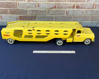 A98 - $160. 1960’s Tonka car carrier #40 with two rider cars. Measures measures 27.25” long.
