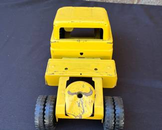 A98 - $160. 1960’s Tonka car carrier #40 with two rider cars. Measures measures 27.25” long.