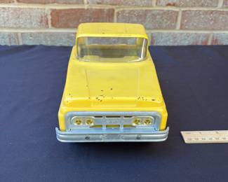 A98 - $160. 1960’s Tonka car carrier #40 with two rider cars. Measures measures 27.25” long.