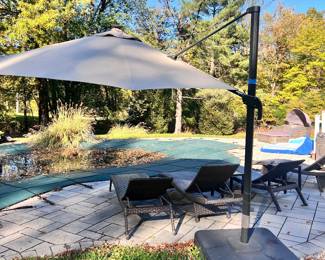 Cantilever umbrella