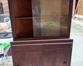 Corner hutch