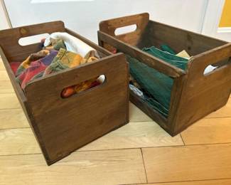 083 assortedclothnapkinsinwoodenstorage