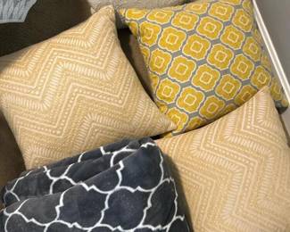 101 decorativethrowpillowsandblanketlot