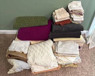 047 assortedlinenstowelsandblankets