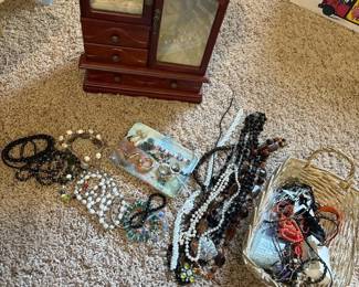 051 jewelryboxwithmixedcostumejewelrya