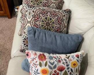 074 decorativethrowpillowsfloralandgeom