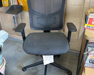 024 blackmeshergonomicofficechairwitha
