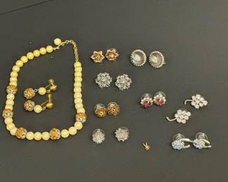 042 vintagecostumejewelrynecklacewithcl