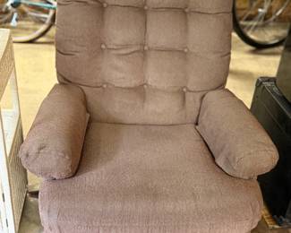 Recliner with arm covers