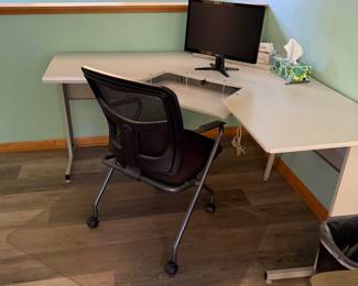 Corner/ L shaped computer desk