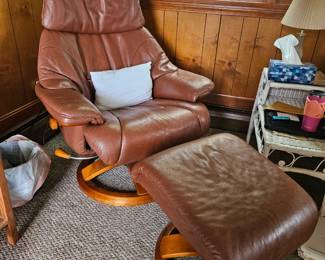 Leather Scandinavian inspired Stressless chapter