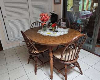 Kitchen table with 6 chairs and 2 leafs