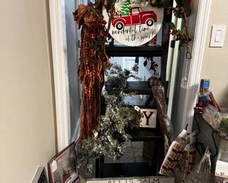 Garlands and pictures