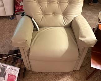  018 Pride Mobility Power Lift Recliner