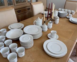 Royal Majestic Fine China DOr Dinnerware Set
