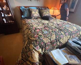 . . . queen bed sleigh bed and excellent comforter