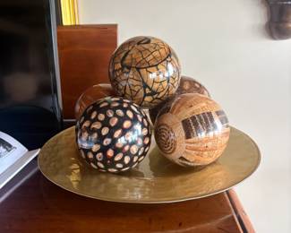 . . . nice decorative balls on charger