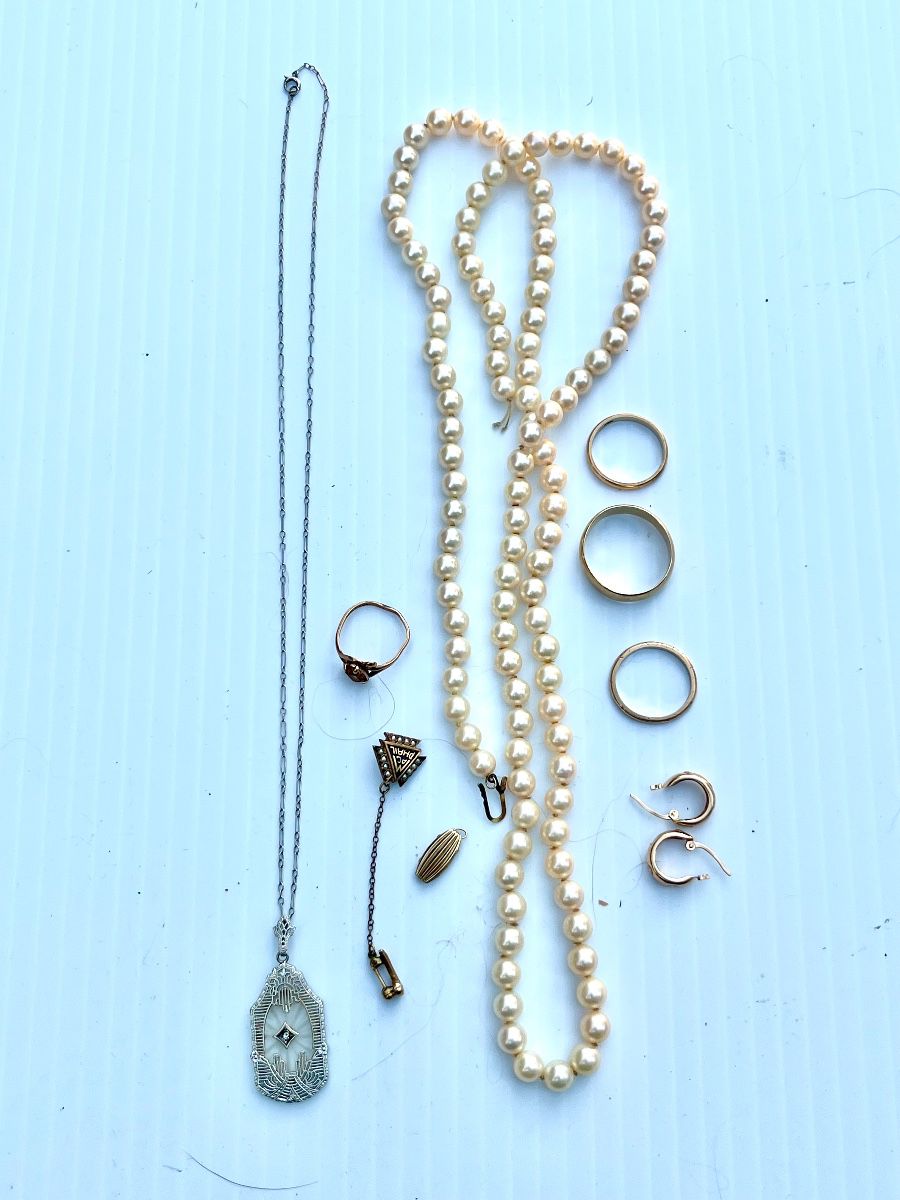 Gold jewelry 