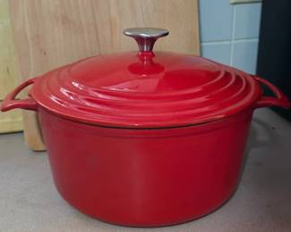 Cooks cast iron Dutch oven
