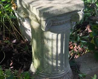Concrete column pedestal