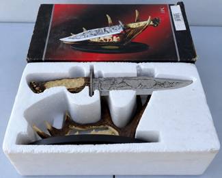 cWildlife Hunting Knife with Wolf Antler
