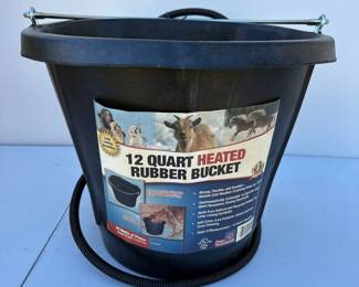 g Farm Innovators 12 Quart Heated Rubber Bucket