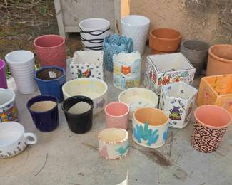 NE161Assortment Of Small Pots
