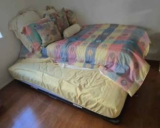 NE184Twin trundle bed