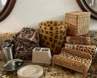 NE183Assorted Bathroom Items