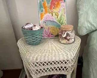 NE155Vintage Side Table with Lamp and Decor