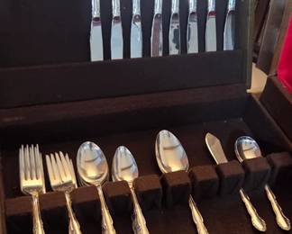 #31	Oneida 1881 Rogers Flirtation Silverplate - 43 Piece Flatware	 $75.00 