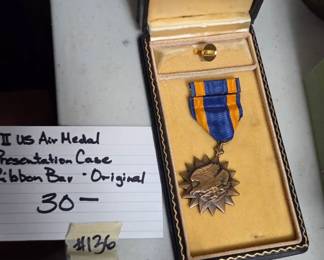 #136	WWII US Air Medal in Presentation Case w/ribbon Bar - original	 $30.00 