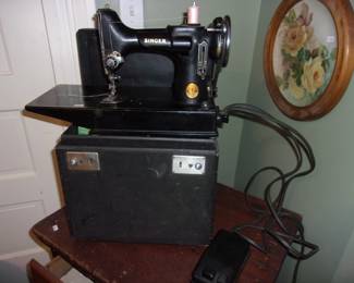 Vintage SINGER Sewing Machine in Case