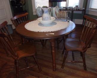 Round Table, 4 WINDSOR Chairs