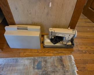 Vintage metal singer sewing machine - starts and sounds good, stitching untested
