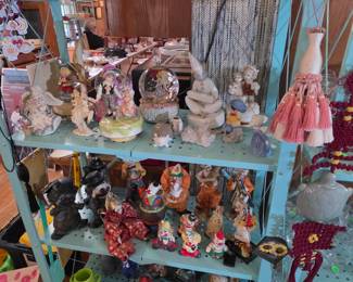 Vintage decor - Music boxes, snow globes, figurines - large clown decor collection