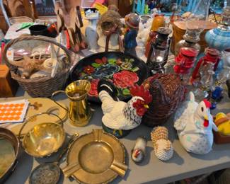 Vintage decor, roosters and chickens, ash trays, floral wood plates