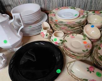 Black plates, white stoneware dishes
