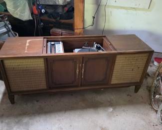 RCA Victrola Console Stereo with turn table - in working condition