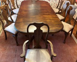 Wood dinning table 8 chairs 2 hide away leaves.  $600.00 set.   Tbl: 72”-102”L 48”w 30”t Chr: 21”w 19”d 40”t