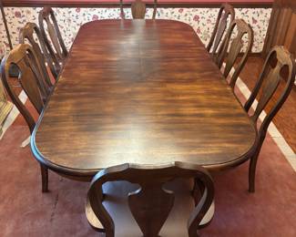 Wood dinning table 8 chairs 2 hide away leaves.  $600.00 set.   Tbl: 72”-102”L 48”w 30”t Chr: 21”w 19”d 40”t